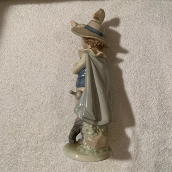 Vintage Lladro NAO Boy Musketeer Swordsman with feather in hat 1987 - Picture 7 of 8